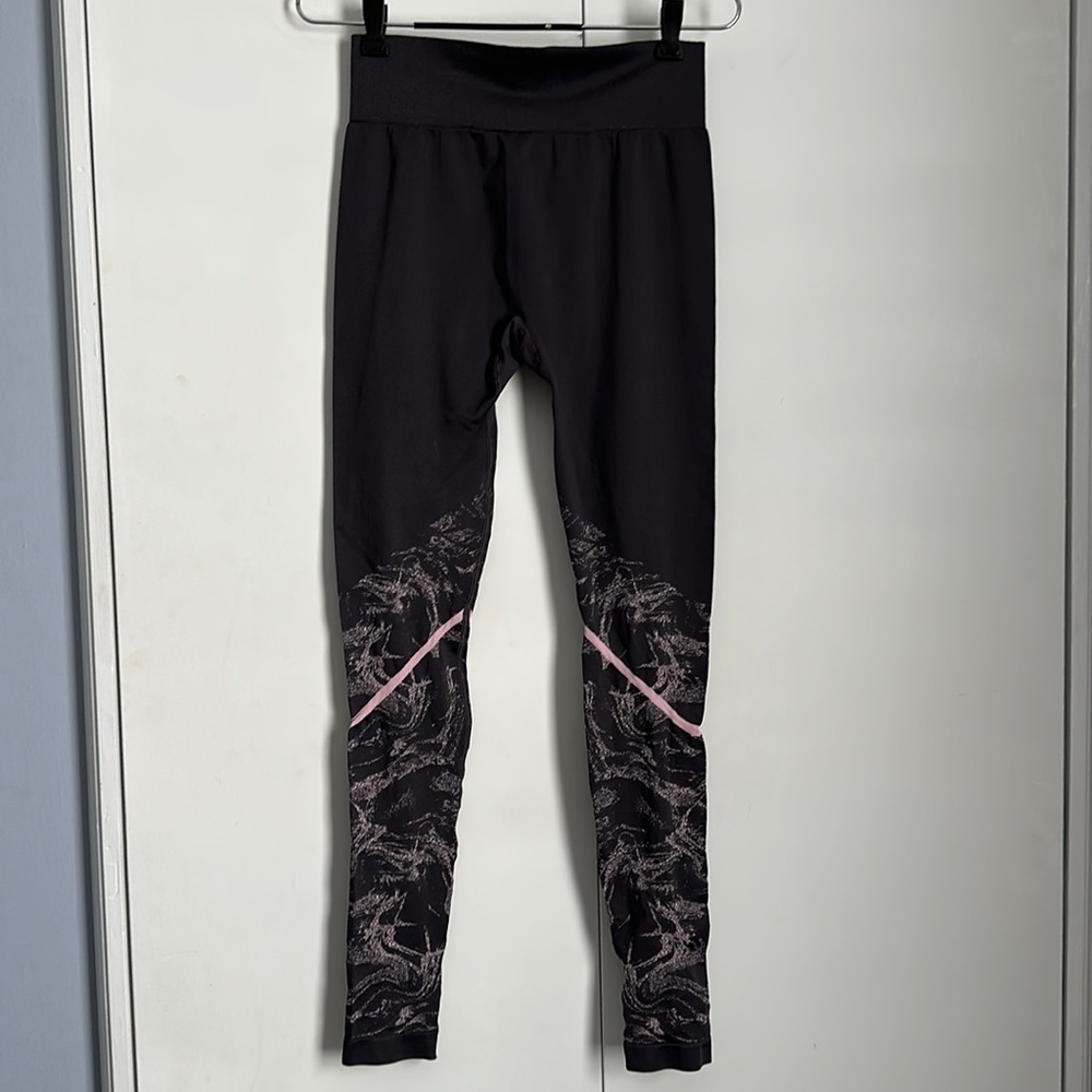 Fabletics Women Gray Pink Detail Athletic Stirrup Leggings Heel Holes S